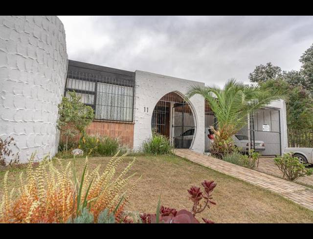 3 BEDROOM HOUSE FOR SALE IN OATLANDS